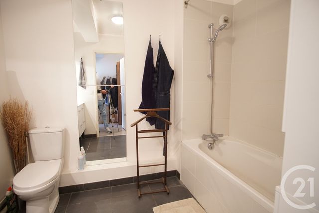 Afficher la photo en grand Appartement F3 à vendre - 3 pièces - 62.0 m2 - CHOISY LE ROI - 94 - ILE-DE-FRANCE - Century 21 Acv